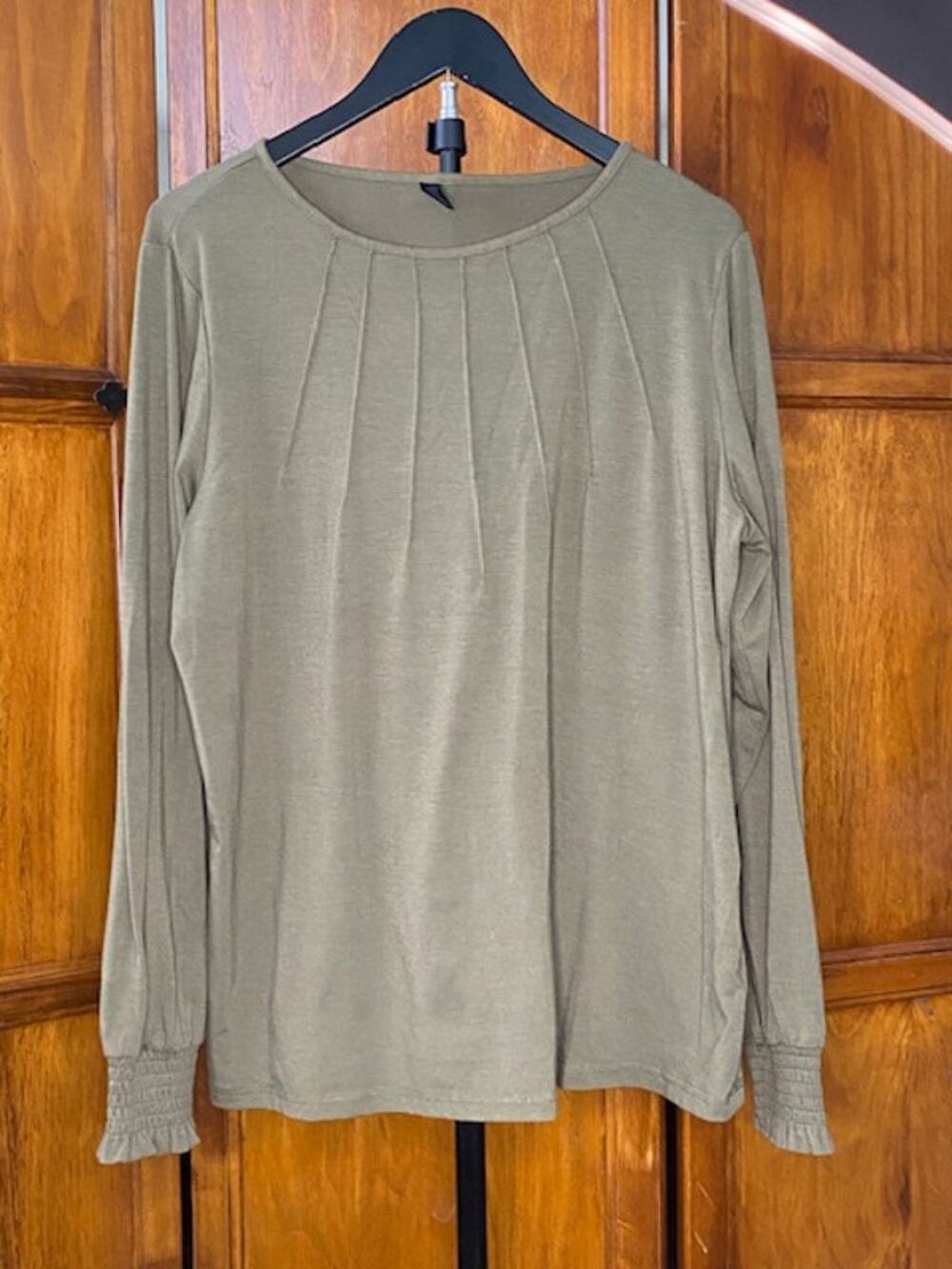 AUTOMET Women’s XL Olive Green Long Sleeve Top Smocked Cuffs Pleated Neck